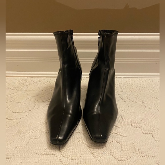•SOLD• Black Leather Pointed Toe Heeled Booties - Picture 3 of 11
